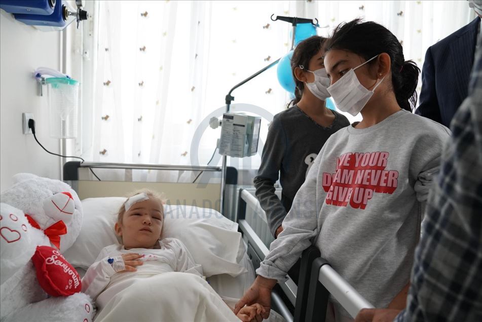 Enkazdan 65 saat sonra çıkarılan Elif bebek, ailesiyle hastanede buluştu