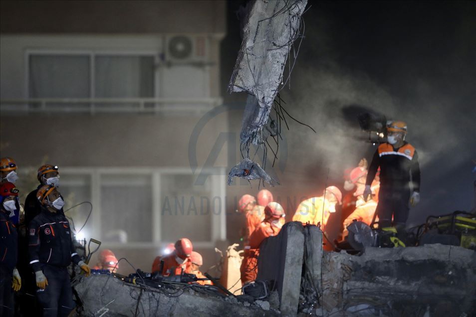 İzmir’de arama kurtarma çalışmaları sürüyor