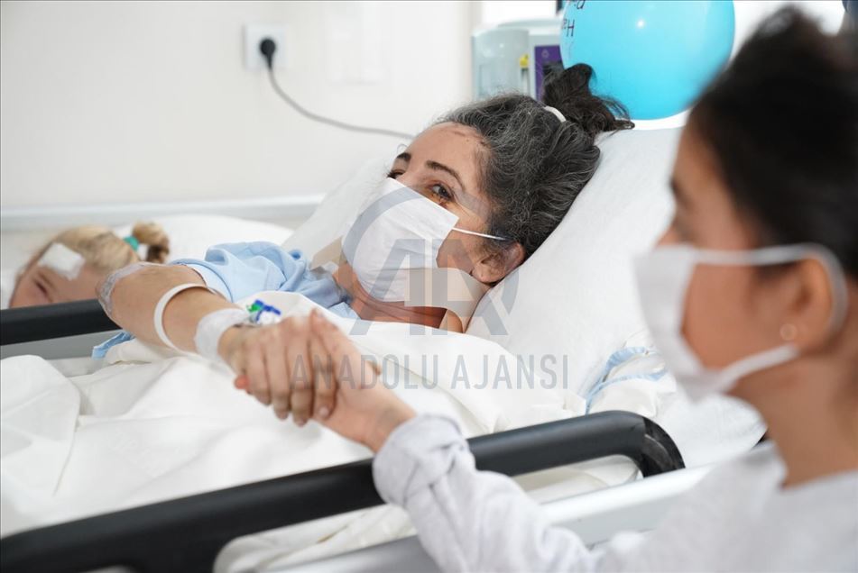 Enkazdan 65 saat sonra çıkarılan Elif bebek, ailesiyle hastanede buluştu