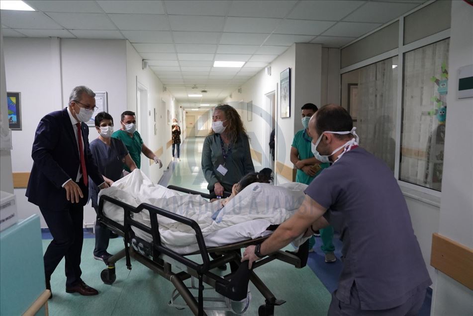 Enkazdan 65 saat sonra çıkarılan Elif bebek, ailesiyle hastanede buluştu