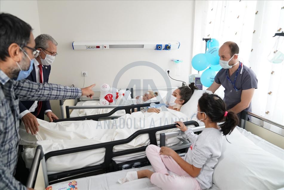 Enkazdan 65 saat sonra çıkarılan Elif bebek, ailesiyle hastanede buluştu