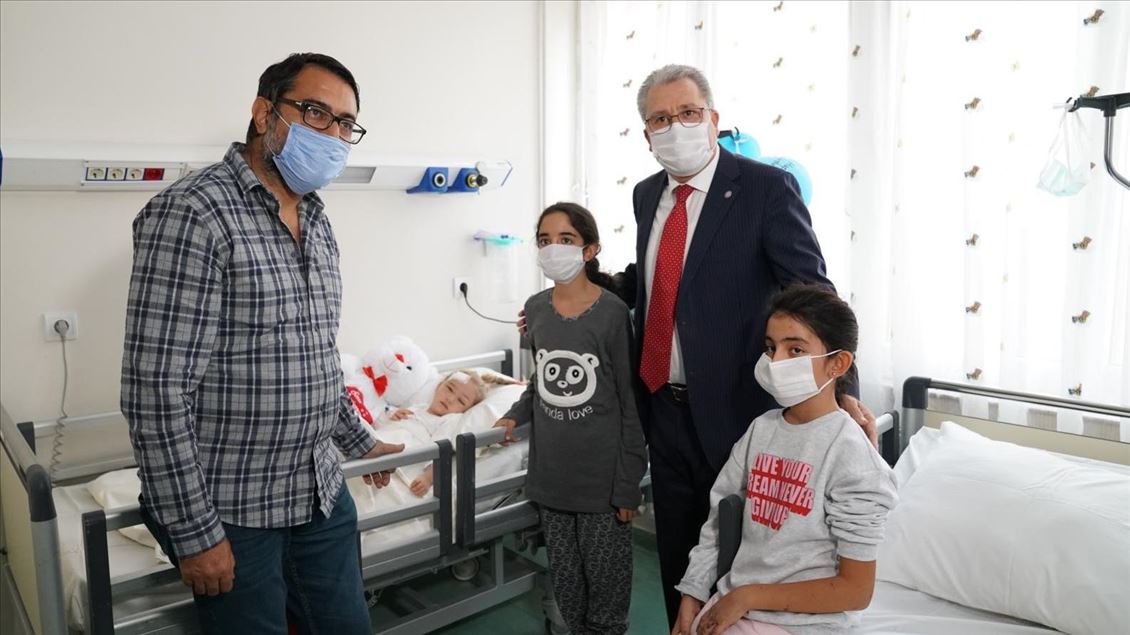 Enkazdan 65 saat sonra çıkarılan Elif bebek, ailesiyle hastanede buluştu