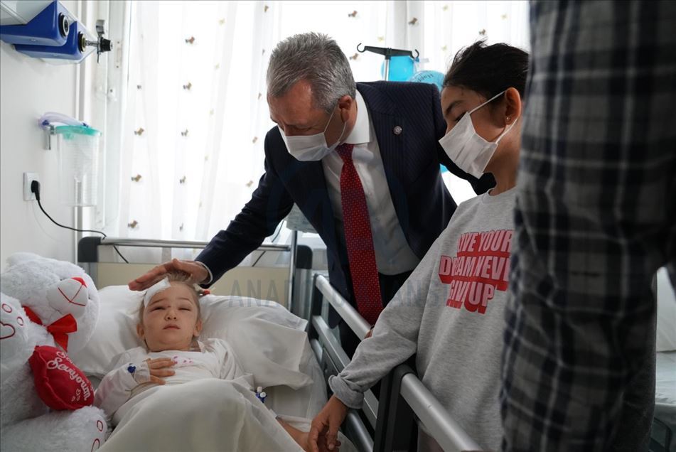 Enkazdan 65 saat sonra çıkarılan Elif bebek, ailesiyle hastanede buluştu