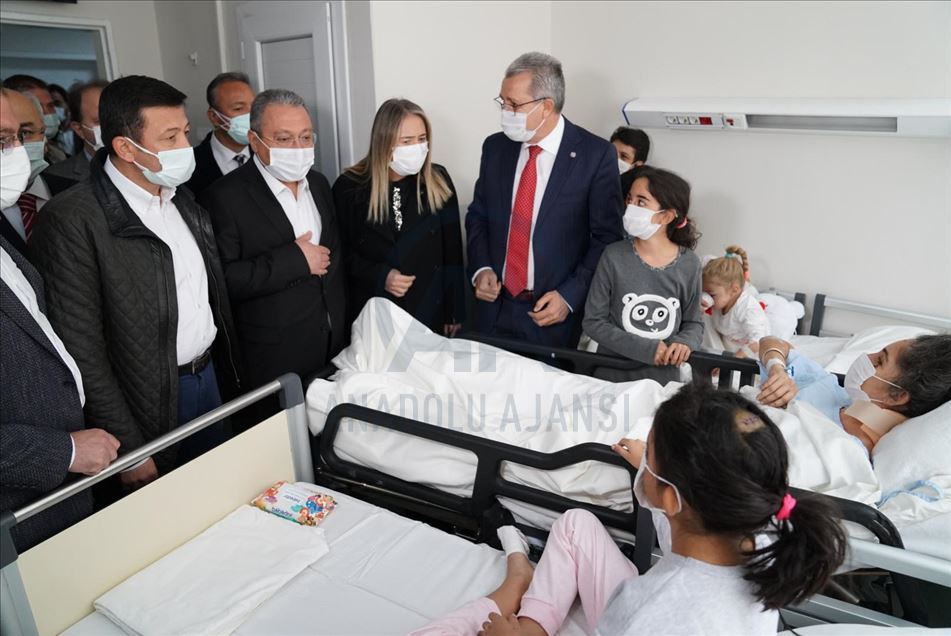 Enkazdan 65 saat sonra çıkarılan Elif bebek, ailesiyle hastanede buluştu