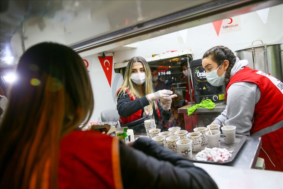 Yardım melekleri" depremde yaraları sarıyor