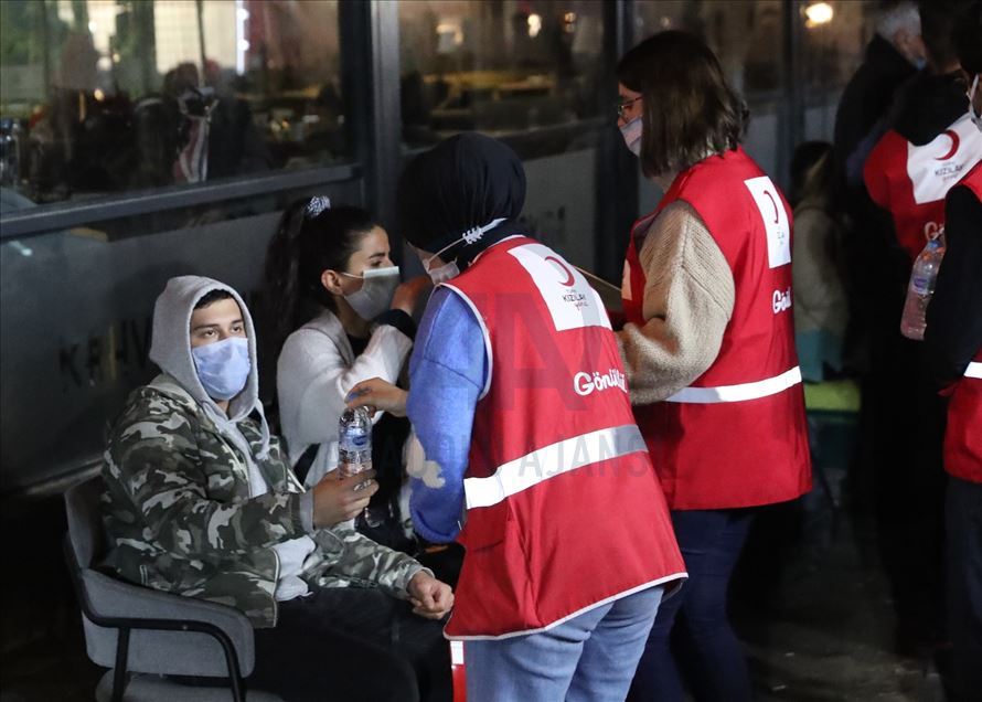 Türk Kızılay deprem bölgesinde yaraları sarmaya devam ediyor