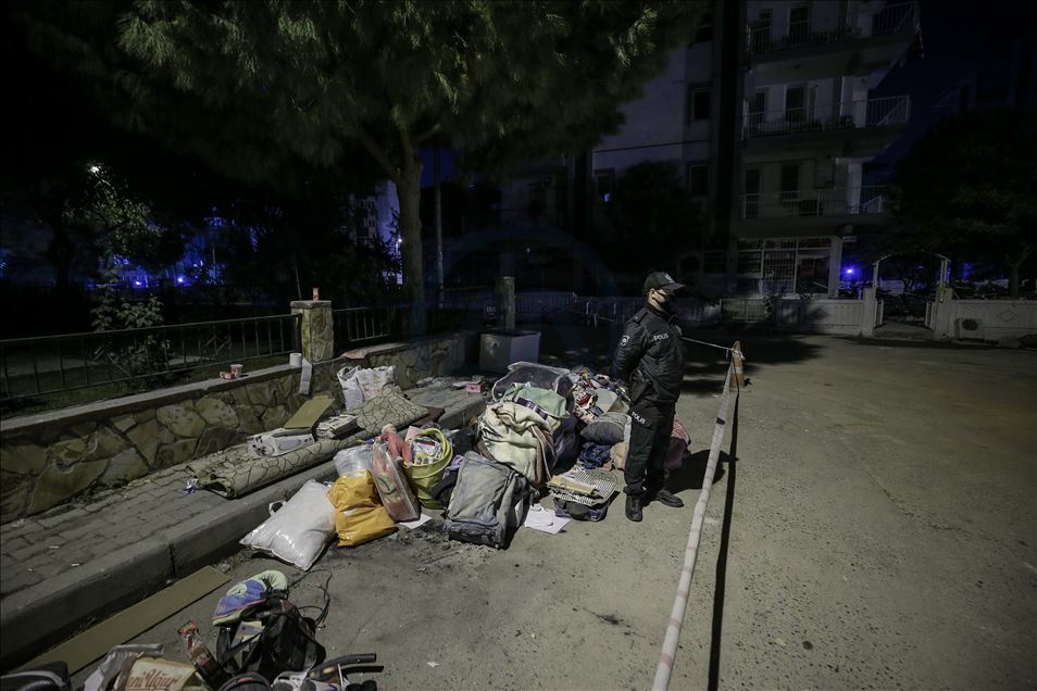 Yağcıoğlu Apartmanı'nın enkazından çıkarılan eşyaları polis koruyor