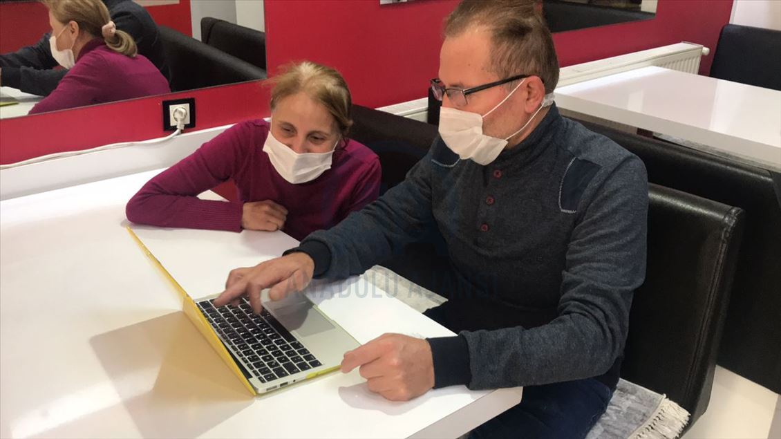 'Erkan Bebek' ve ailesinin kalbi İzmir'deki depremzedeler için atıyor