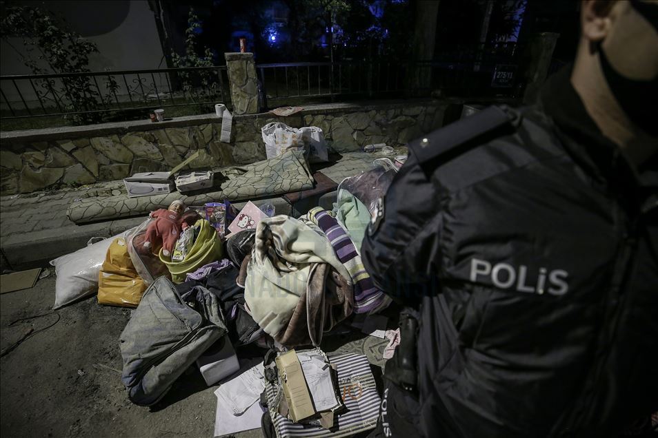 Yağcıoğlu Apartmanı'nın enkazından çıkarılan eşyaları polis koruyor