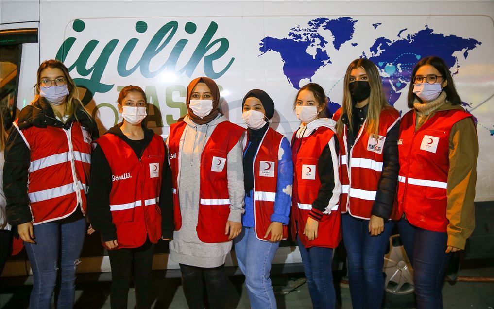 Yardım melekleri" depremde yaraları sarıyor