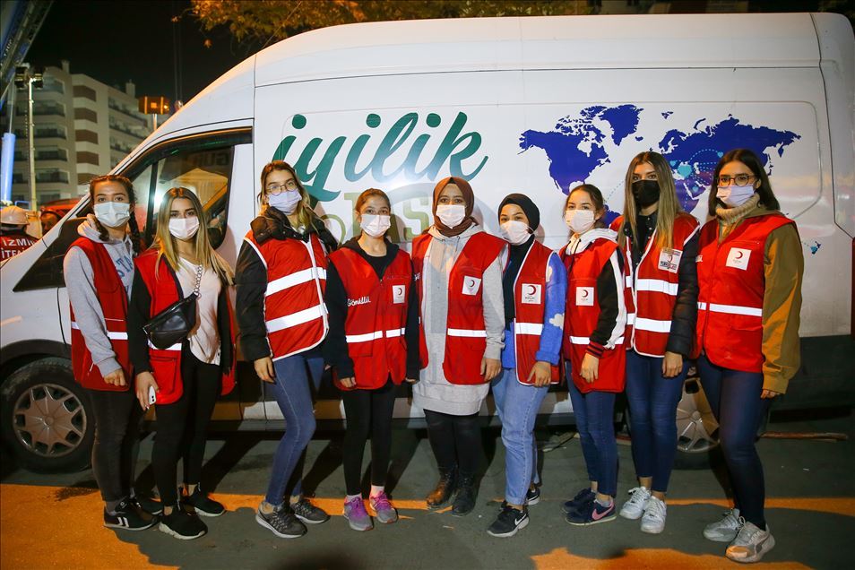 Türk Kızılayın yardım gönüllüsü kadınlar İzmir depreminde de yaraları sarıyor