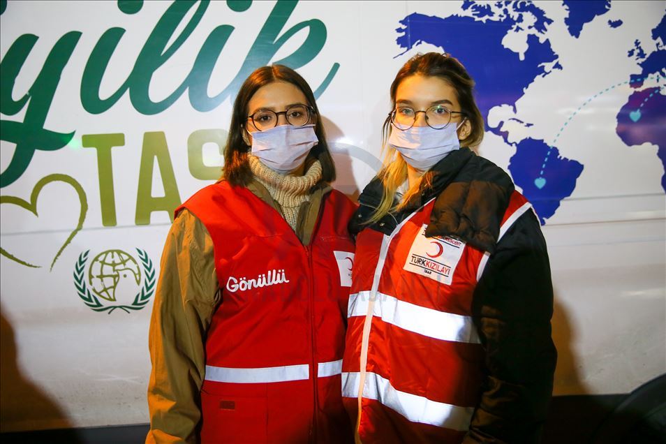 Yardım melekleri" depremde yaraları sarıyor