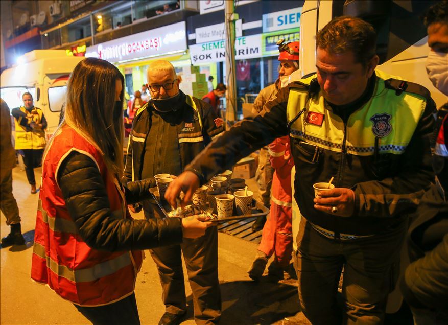Yardım melekleri" depremde yaraları sarıyor