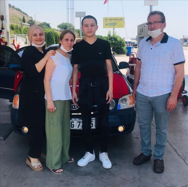'Erkan Bebek' ve ailesinin kalbi İzmir'deki depremzedeler için atıyor