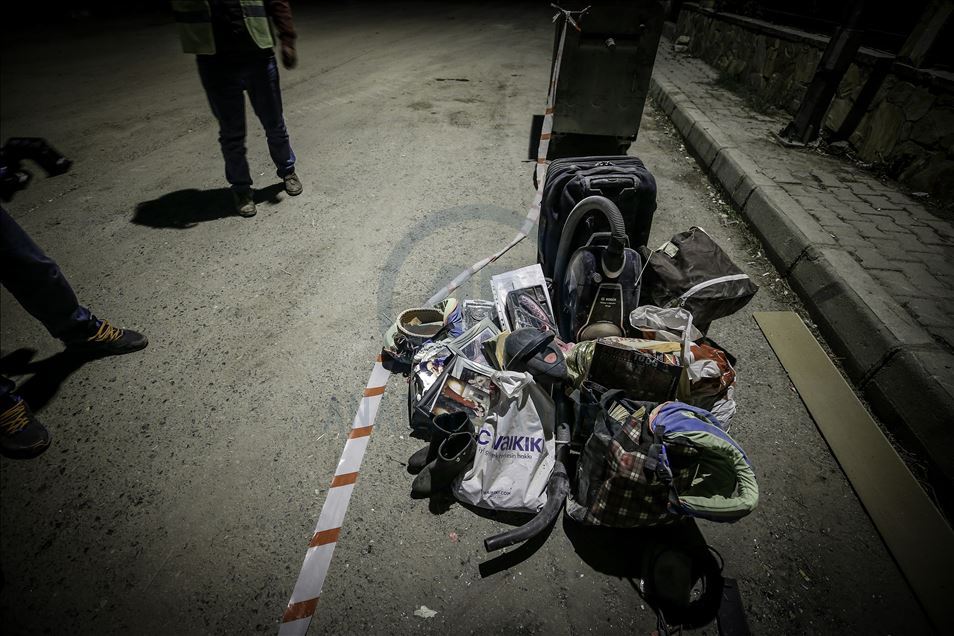 Yağcıoğlu Apartmanı'nın enkazından çıkarılan eşyaları polis koruyor
