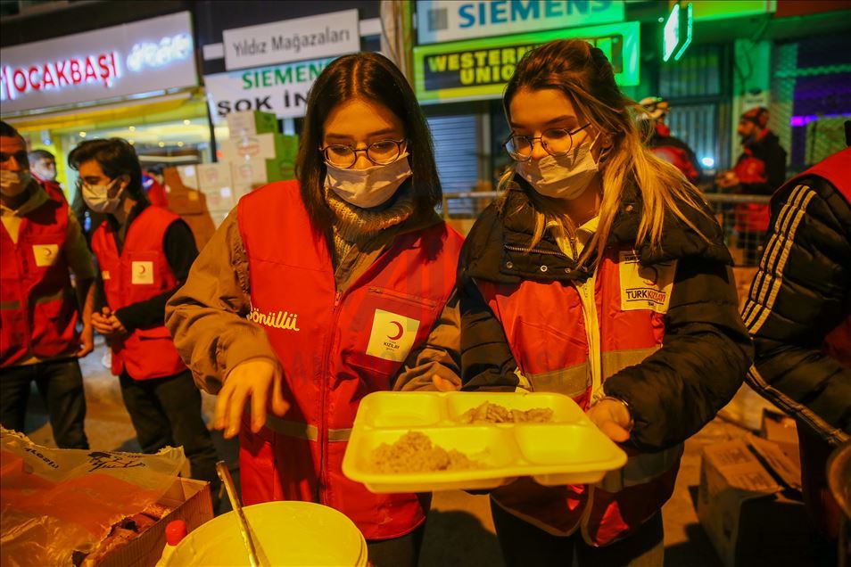 Yardım melekleri" depremde yaraları sarıyor