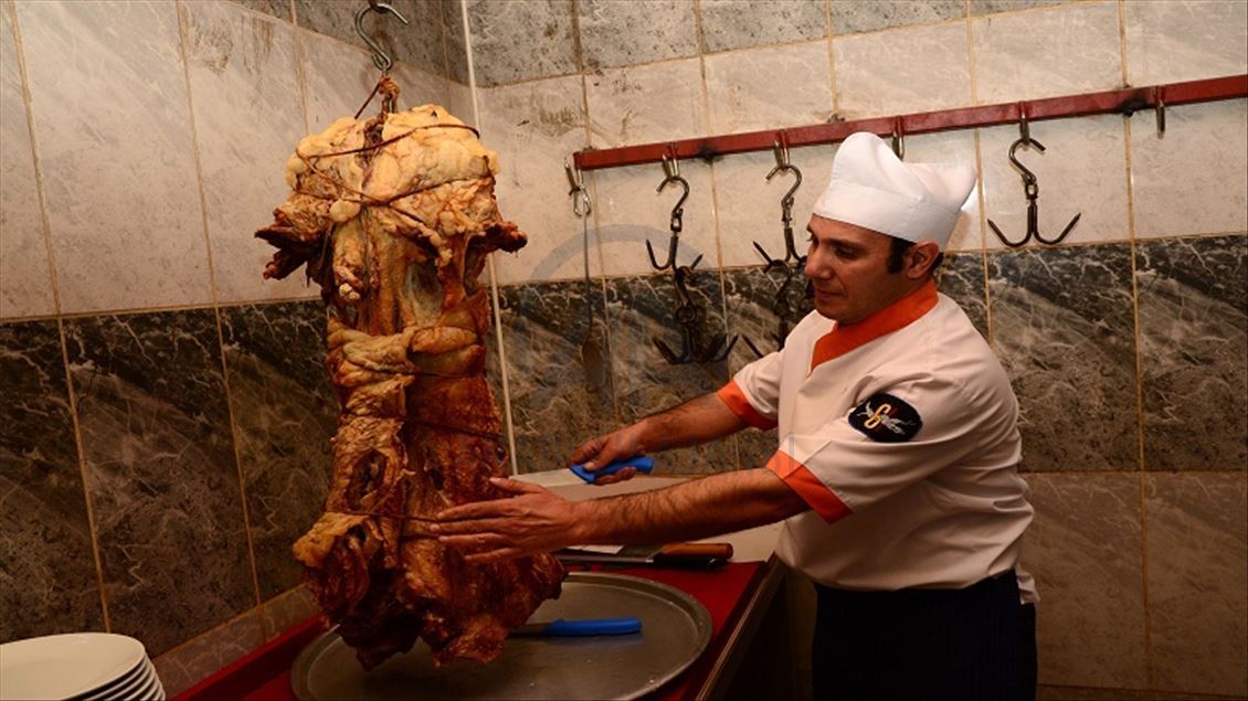 خانی باشخان ئامێز بۆ گهشتیاران دهكاتهوه
