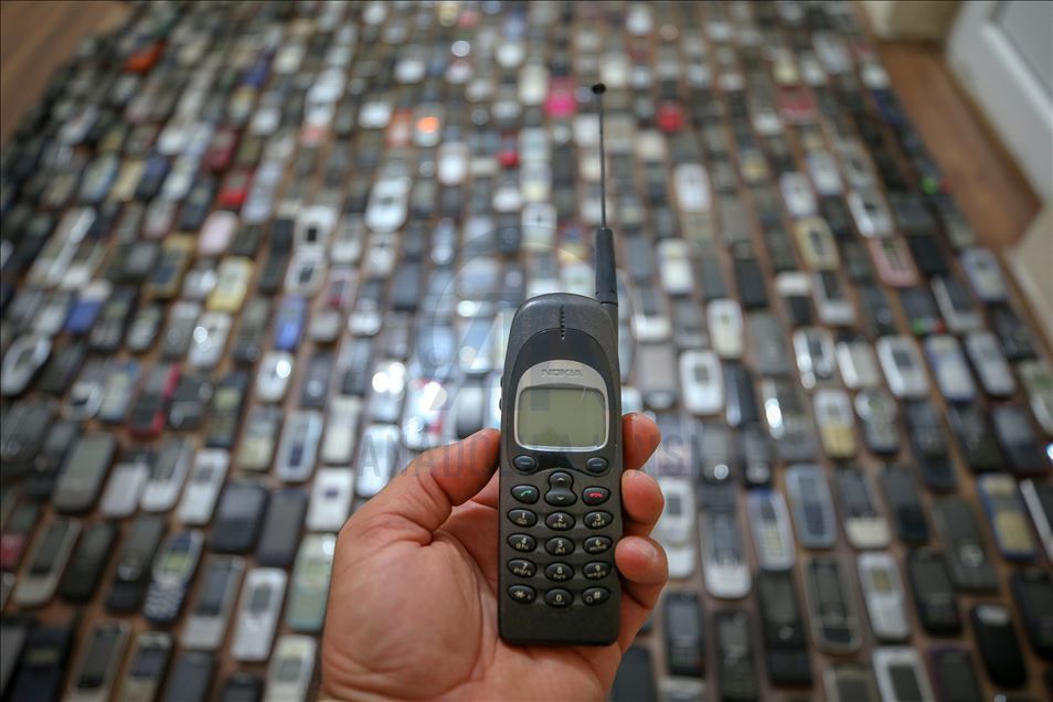 Turkish man owns a thousand mobile phones