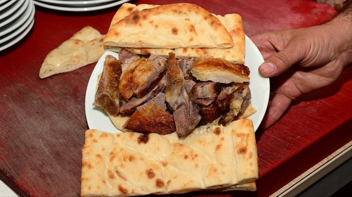 خانی باشخان ئامێز بۆ گهشتیاران دهكاتهوه