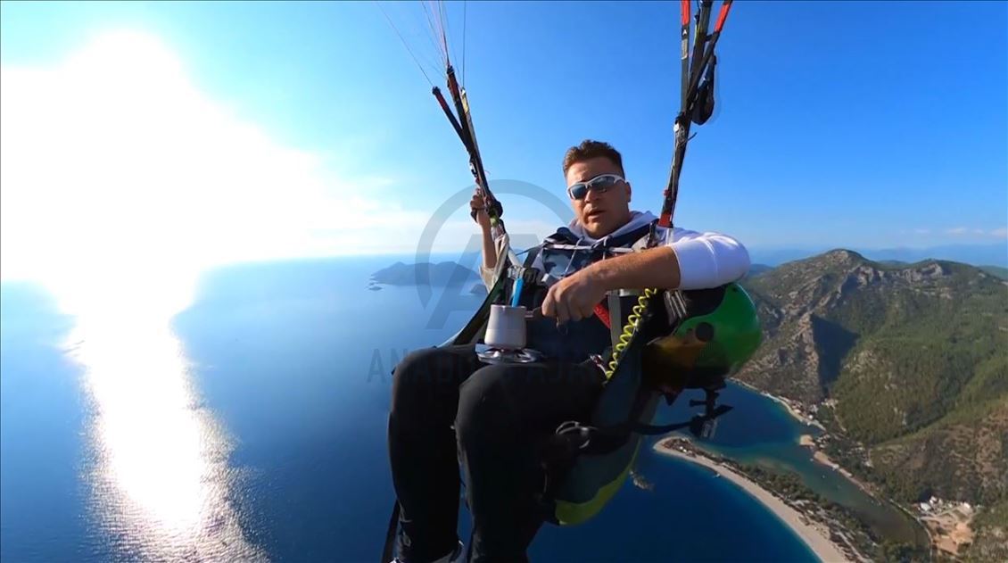 Le parachutiste Ozan Ceylan prépare un café turc en plein ciel