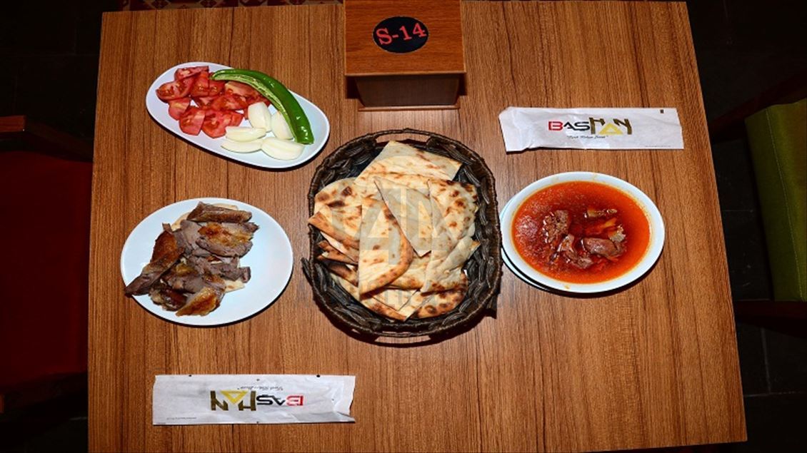 خانی باشخان ئامێز بۆ گهشتیاران دهكاتهوه