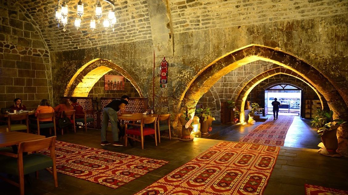 خانی باشخان ئامێز بۆ گهشتیاران دهكاتهوه
