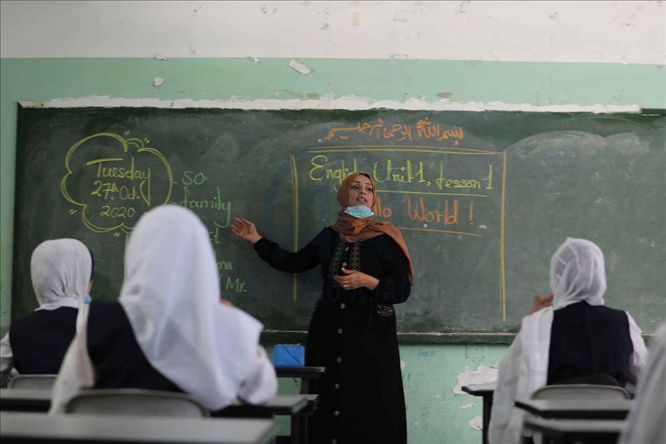 من قلب الحصار.. فلسطينية تنتزع جائزة "المعلّم العالمي"