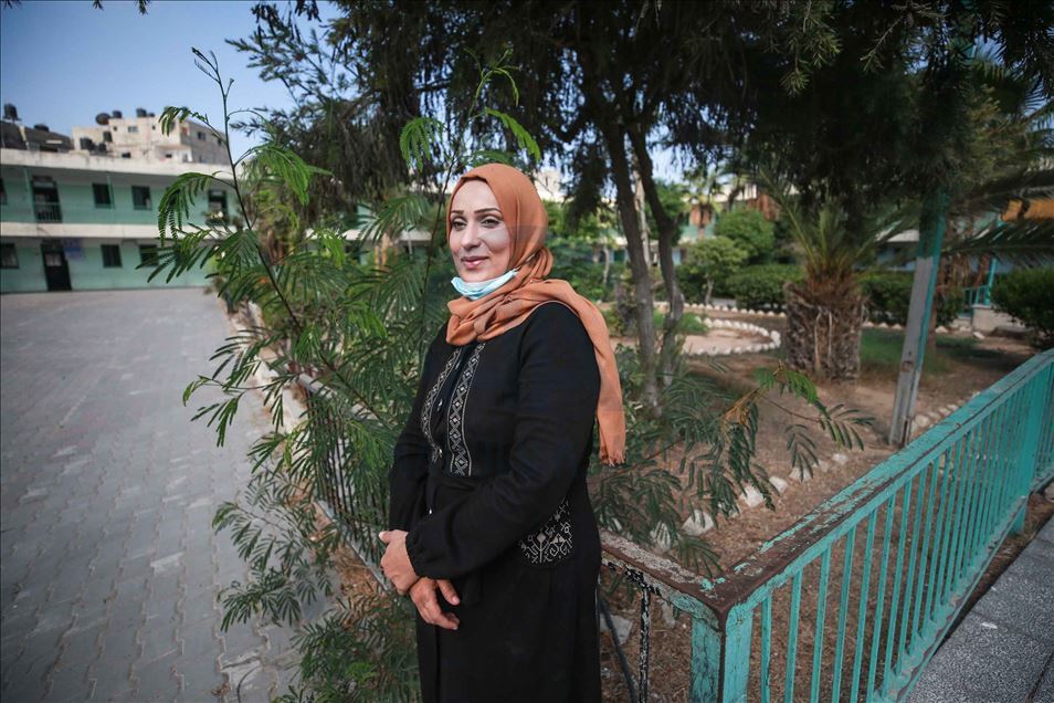 من قلب الحصار.. فلسطينية تنتزع جائزة "المعلّم العالمي"
