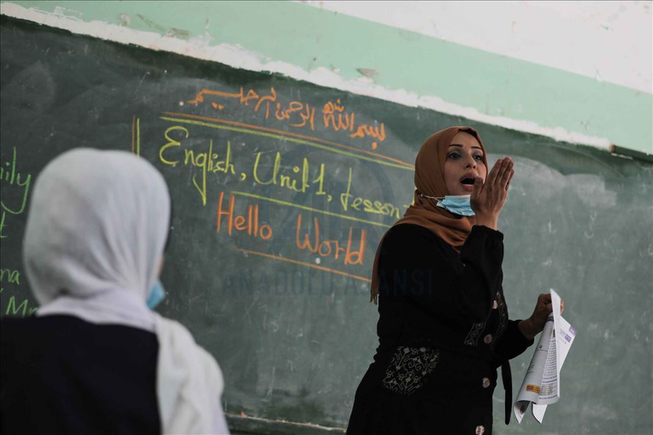 من قلب الحصار.. فلسطينية تنتزع جائزة "المعلّم العالمي"