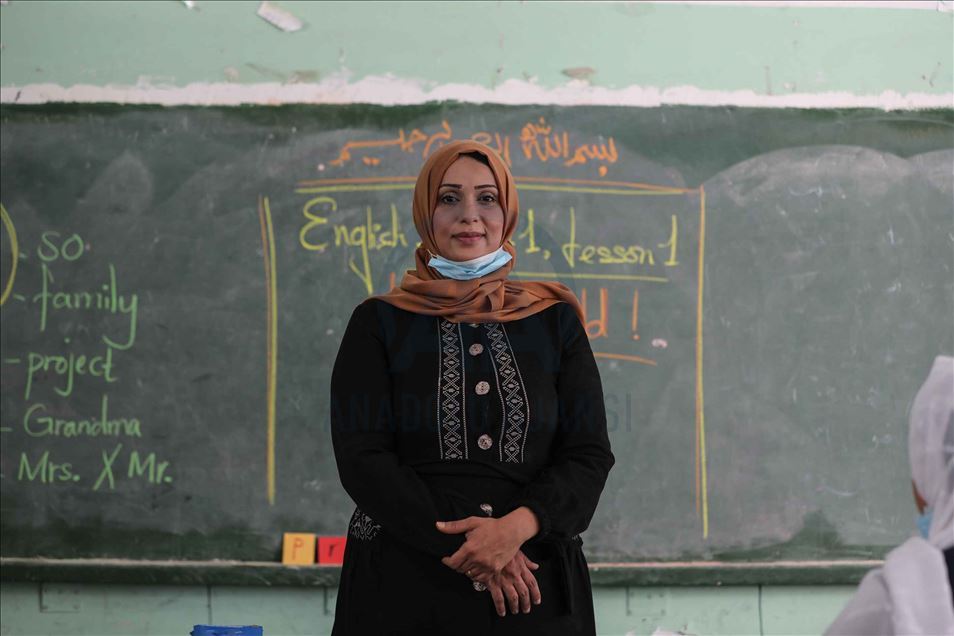 من قلب الحصار.. فلسطينية تنتزع جائزة "المعلّم العالمي"