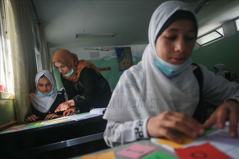 من قلب الحصار.. فلسطينية تنتزع جائزة "المعلّم العالمي"