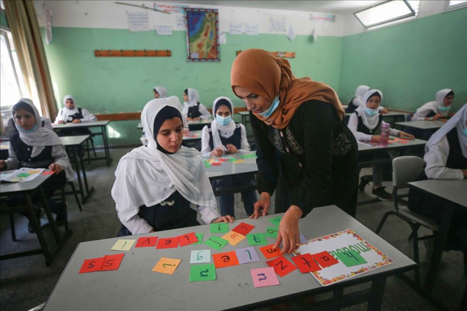 من قلب الحصار.. فلسطينية تنتزع جائزة "المعلّم العالمي"