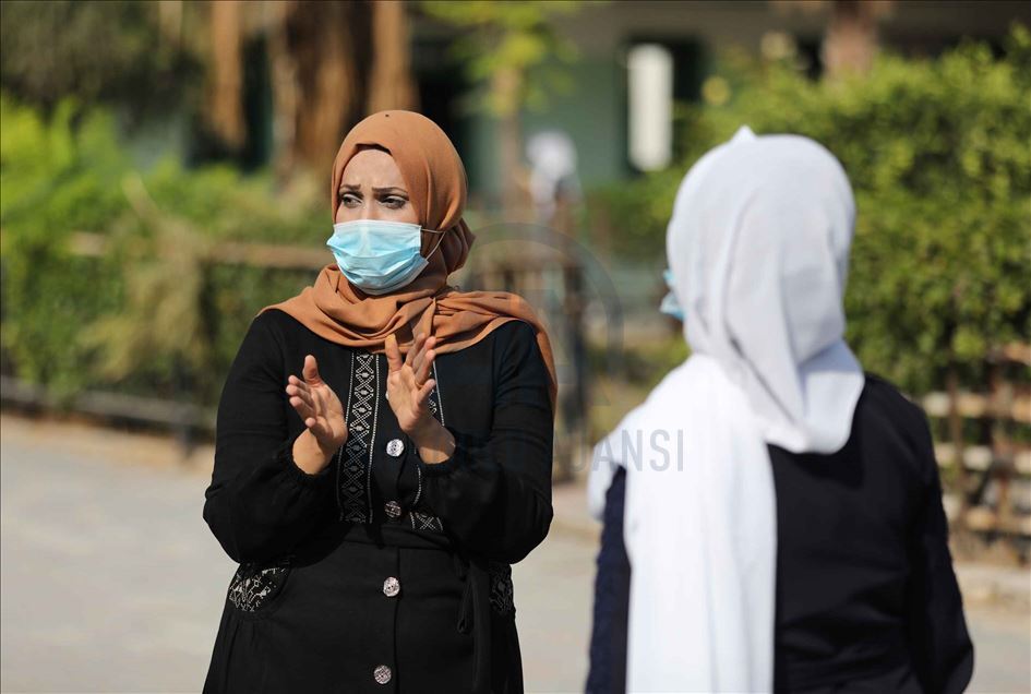 من قلب الحصار.. فلسطينية تنتزع جائزة "المعلّم العالمي"