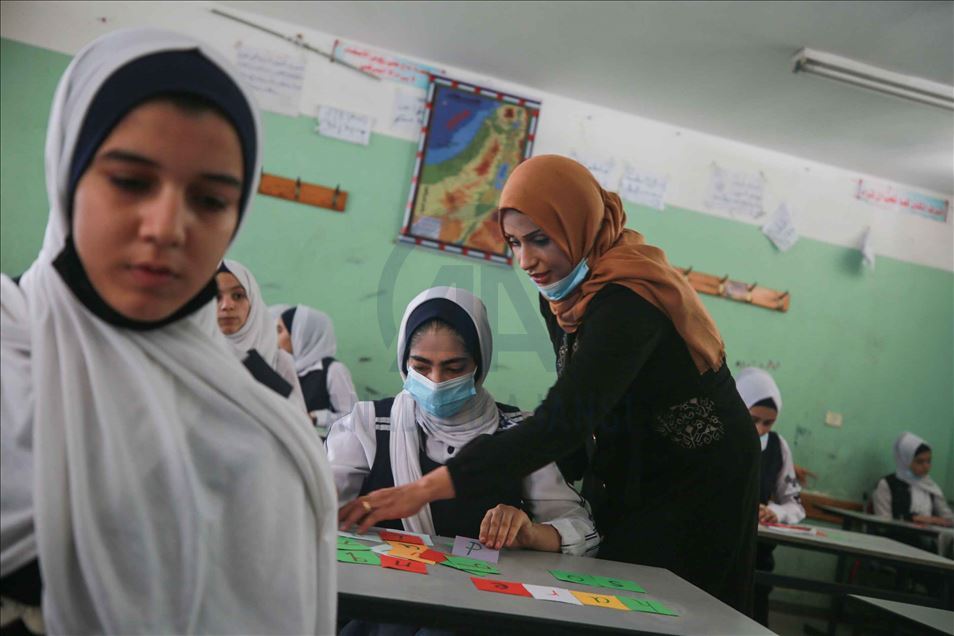 من قلب الحصار.. فلسطينية تنتزع جائزة "المعلّم العالمي"