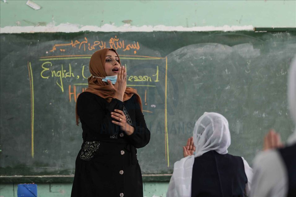 من قلب الحصار.. فلسطينية تنتزع جائزة "المعلّم العالمي"