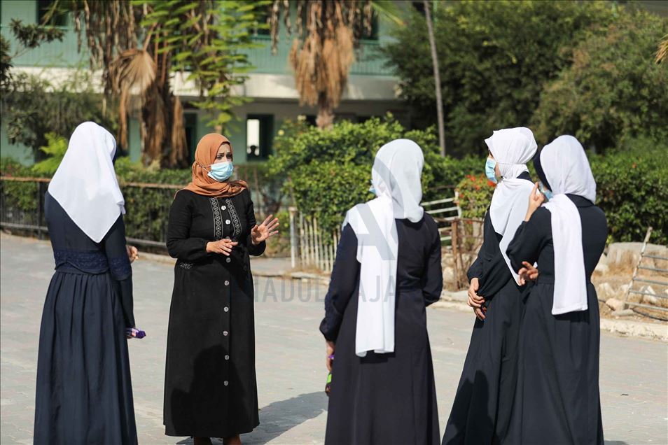 من قلب الحصار.. فلسطينية تنتزع جائزة "المعلّم العالمي"