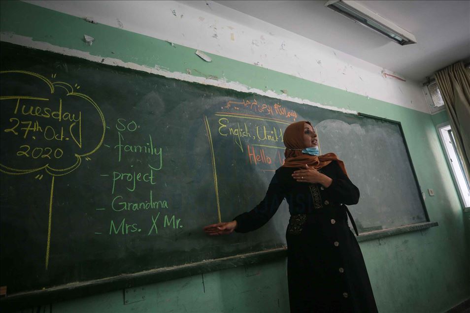 من قلب الحصار.. فلسطينية تنتزع جائزة "المعلّم العالمي"