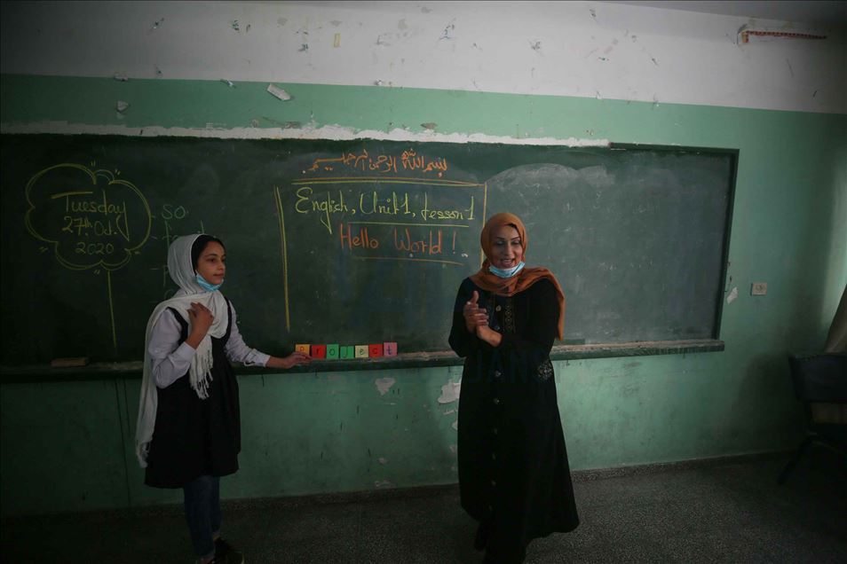 من قلب الحصار.. فلسطينية تنتزع جائزة "المعلّم العالمي"