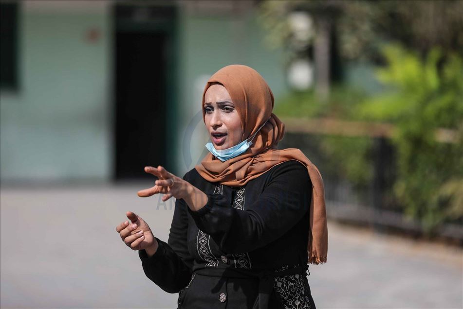 من قلب الحصار.. فلسطينية تنتزع جائزة "المعلّم العالمي"