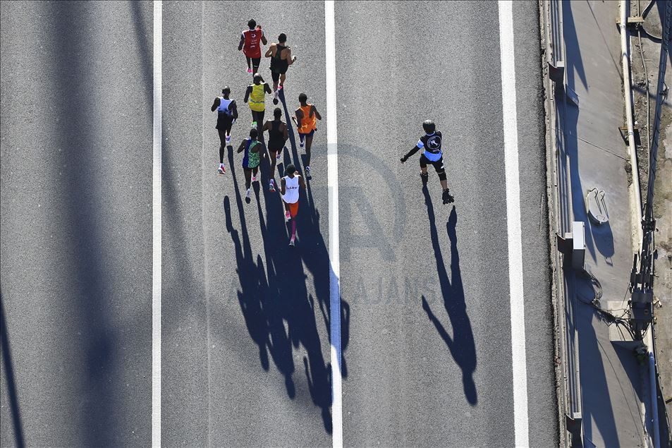 Fillon maratona transkontinentale në Stamboll