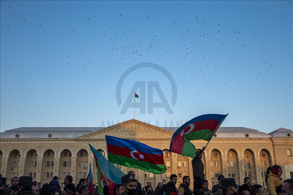 Azerbajxhanasit me entuziazëm festojnë marrëveshjen për Malësinë e Karabakut
