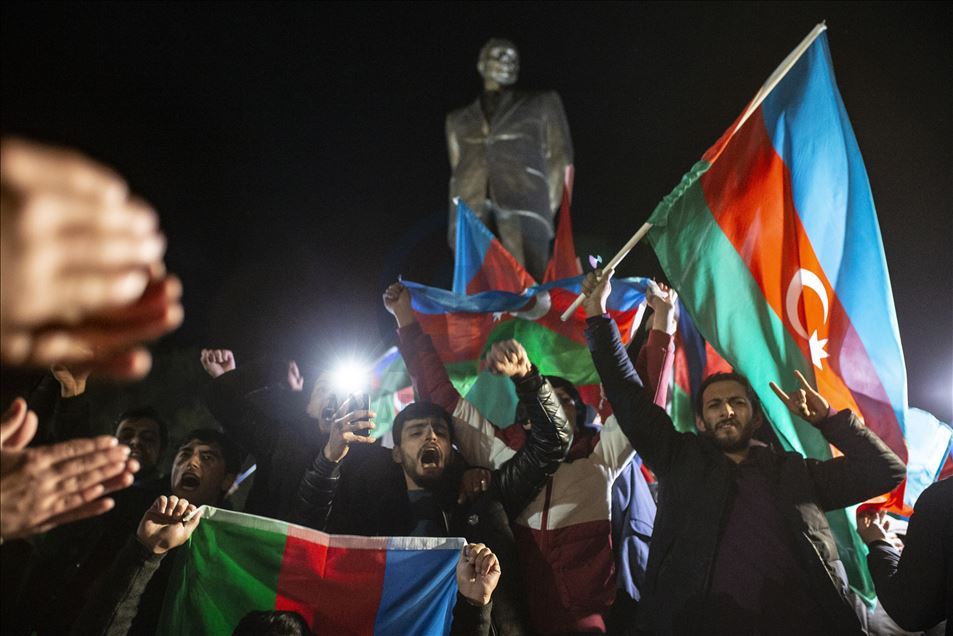 Azerbaycanlılar, Dağlık Karabağ'da varılan anlaşmayı coşkuyla kutluyor
