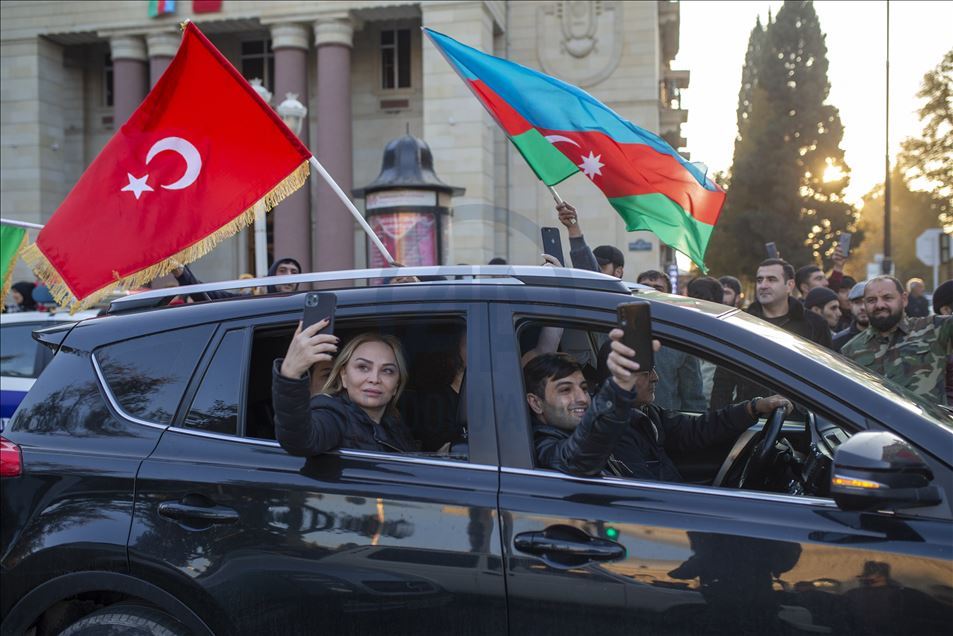 Azerbajxhanasit me entuziazëm festojnë marrëveshjen për Malësinë e Karabakut
