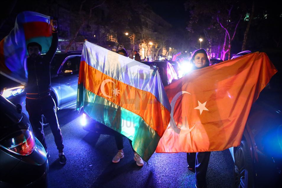 Azerbaycanlılar Dağlık Karabağ'da varılan anlaşmayı coşkuyla kutluyor
