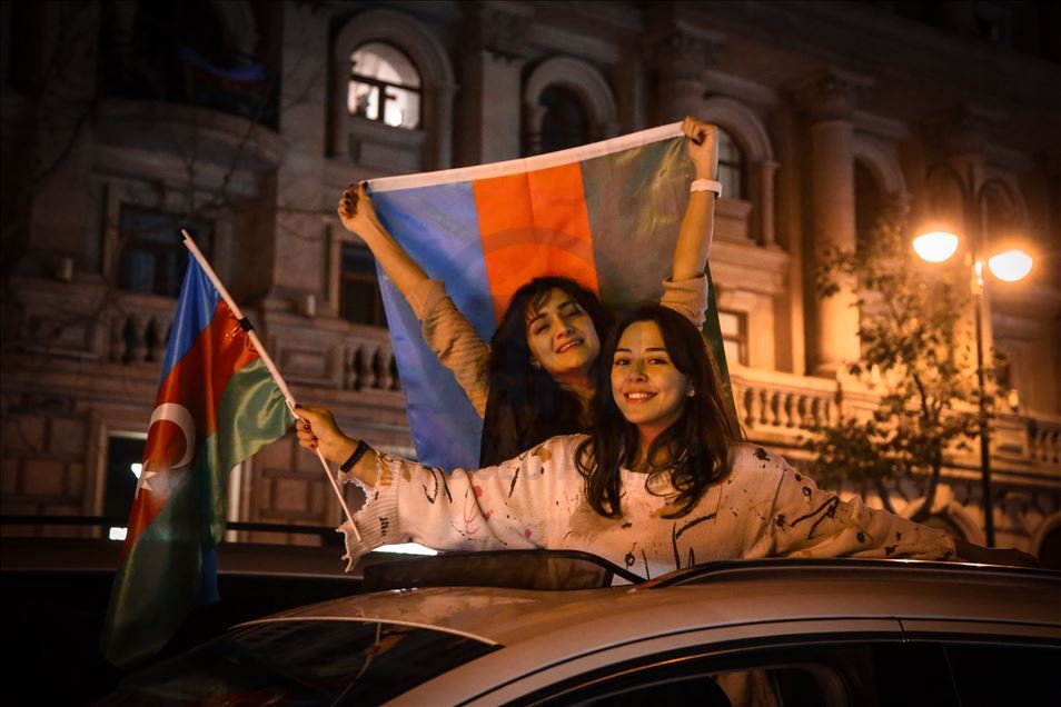 Azerbaycanlılar Dağlık Karabağ'da varılan anlaşmayı coşkuyla kutluyor
