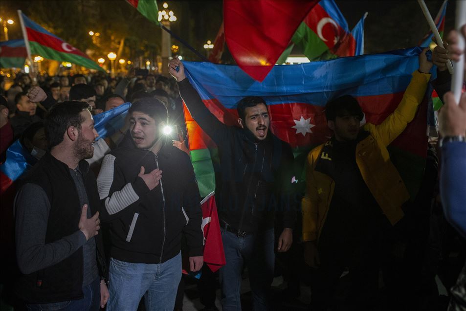 Azerbaycanlılar, Dağlık Karabağ'da varılan anlaşmayı coşkuyla kutluyor

