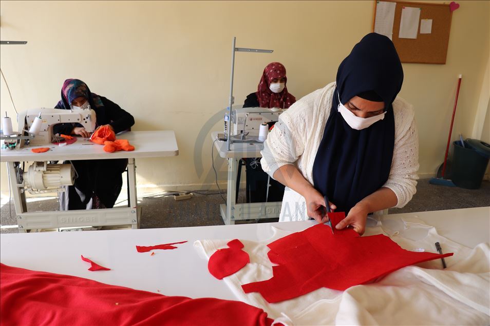 El yapımı oyuncak ile yetim ve öksüz çocukların yüzlerini güldürüyorlar