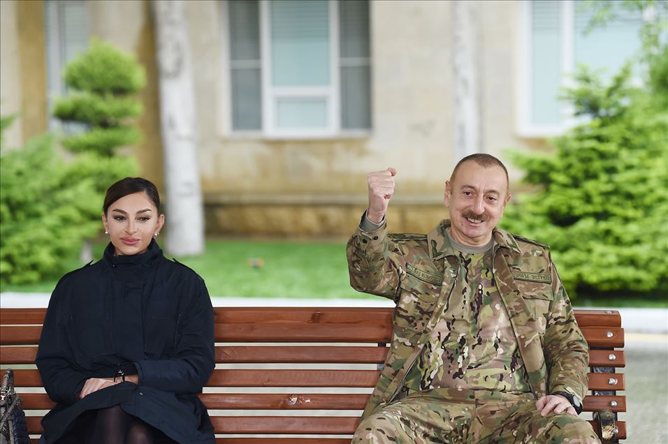 Azerbaycan Cumhurbaşkanı İlham Aliyev yaralı askerleri ziyaret etti 
