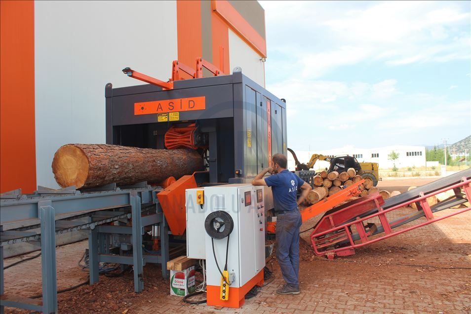 Burdurlu makine ustaları 10 orman işçisinin yapacağı işi tek makineye sığdırdı
