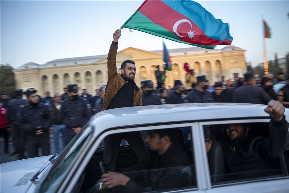 Azerbaycanlılar, Dağlık Karabağ'da varılan anlaşmayı coşkuyla kutluyor